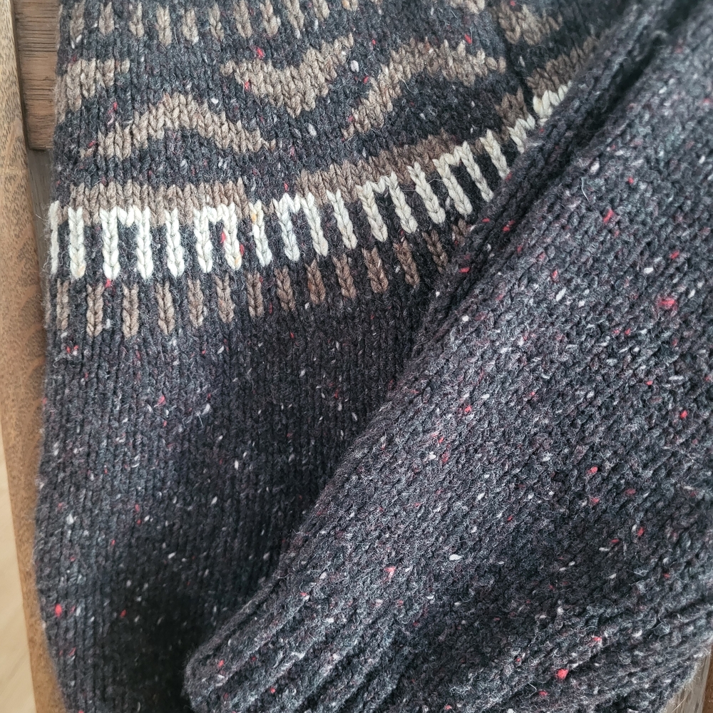 Elegant Brown Patterned Turtleneck Sweater - Picture 5 of 6